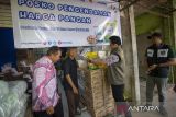 Petugas gabungan meninjau ketersediaan bahan pokok saat inspeksi mendadak (sidak) di Pasar Indramayu, Jawa Barat, Jumat (6/2/2026). Sidak oleh Badan Pangan Nasional, Satgas Pangan Polri, Bulog dan Dinas Ketahanan Pangan dan Pertanian Indramayu itu untuk memastikan ketersediaan beras dan minyak goreng serta harga jual sesuai HET sehingga masyarakat dapat membeli kebutuhan pokok dengan mudah dan terjangkau jelang bulan Ramadhan. ANTARA FOTO/Dedhez Anggara/agr