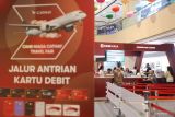 Pengunjung bertransaksi di salah satu stan pameran saat CIMB Niaga Cathay Travel Fair 2026 di Atrium Tunjungan Plaza 6, Surabaya, Jawa Timur, Jumat (6/2/2026). Kegiatan yang berlangsung hingga 8 Februari tersebut guna memberikan akses pengalaman perjalanan kelas dunia yang lebih mudah dan hemat melalui keunggulan layanan Cathay dan solusi keuangan yang lengkap dari CIMB Niaga seiring dengan meningkatnya mobilitas dan minat masyarakat terhadap perjalanan internasional serta kebutuhan akan solusi perjalanan yang nyaman dan menguntungkan. ANTARA Jatim/Moch Asim.