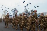 Sejumlah personel TNI AL dari Satuan Tugas Maritime Task Force (MTF) TNI Kontingen Garuda XXVIII-P/UNIFIL melempar baret mereka ke atas usai turun dari KRI Sultan Iskandar Muda-367 setibanya di Koarmada II, Surabaya, Jawa Timur, Sabtu (7/2/2026). Kapal perang Korvet kelas Sigma dibawah komando Letkol Laut (P) Anugerah Annurullah selaku Dansatgas MTF TNI Konga XXVIII-P/UNIFIL yang membawa 120 personel TNI AL itu telah kembali ke Surabaya setelah melaksanakan misi perdamaian PBB di Lebanon. Antara Jatim/Didik Suhartono/abs
