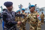 Pangkoarmada II Laksamana Muda TNI I.G.P Alit Jaya (kiri) menjabat tangan personel TNI AL dari Satuan Tugas Maritime Task Force (MTF) TNI Kontingen Garuda XXVIII-P/UNIFIL di Koarmada II, Surabaya, Jawa Timur, Sabtu (7/2/2026). Kapal perang Korvet kelas Sigma dibawah komando Letkol Laut (P) Anugerah Annurullah selaku Dansatgas MTF TNI Konga XXVIII-P/UNIFIL yang membawa 120 personel TNI AL itu telah kembali ke Surabaya setelah melaksanakan misi perdamaian PBB di Lebanon. Antara Jatim/Didik Suhartono/abs