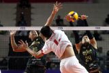 Pevoli  Medan Falcons Tirta Bhagasasi Darda Mulya Muhammad (tengah) melakukan smes yang mencoba ditahan pevoli Jakarta Bhayangkara Presisi Agil Angga Anggara (kanan) dan RD Ahmad Gumilar (kiri) dalam pertandingan Proliga 2026 putaran kedua minggu kelima di GOR Ken Arok, Malang, Jawa Timur, Sabtu (7/2/2026). Jakarta Bhayangkara mengalahkan Medan Falcons dengan skor 3-0 (25-20, 27-25, 26-24). Antara Jatim/Ari Bowo Sucipto