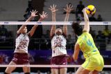 Pevoli Jakarta Electric PLN Mobile Celeste Elle Plak (kanan) melakukan smes yang mencoba ditahan pevoli Bandung BJB Tandamata Wa Ode Ardiana (tengah) dan Amelia Kurnia Maharani (kiri) dalam pertandingan Proliga 2026 putaran kedua minggu kelima di GOR Ken Arok, Malang, Jawa Timur, Sabtu (7/2/2026).Jakarta Electric PLN mengalahkan Bandung BJB Tandamata dengan skor 3-0 (25-22, 25-20, 25-21). Antara Jatim/Ari Bowo Sucipto