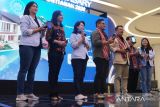 Direktur PT Bank Central Asia Tbk (BCA) Antonius Widodo Mulyono (ketiga kanan) bersama Kepala Kantor Wilayah XI BCA Sulastri Tan (ketiga kiri) dan Wakil Bupati Kubu Raya Sukiryanto (kedua kiri) meluncurkan 'Mall Siap QRIS Tap' dalam acara BCA Expoversary Pontianak 2026 di Gaia Mall, Kabupaten Kubu Raya, Jumat (6/2/2026). PT Bank Central Asia Tbk (BCA) menggelar BCA Expoversary yang berlangsung pada 6-8 Februari 2026 dalam rangka memperingati HUT ke-69 dengan menghadirkan beragam pilihan properti, kendaraan, serta solusi investasi dalam satu tempat guna memudahkan proses transaksi dan konsultasi finansial. Antara Kalbar/Jessica Wuysang