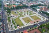 Foto udara warga memadati jalan saat Hari Bebas Kendaraan Bermotor (HBKB) di kawasan Alun Alun Sidoarjo, Jawa Timur, Minggu (8/2/2026). HBKB di Sidoarjo tersebut untuk memberikan ruang kepada masyarakat agar indeks kualitas lingkungan hidup Kabupaten Sidoarjo lebih baik dan sehat serta menggerakkan ekonomi lokal bagi pelaku UMKM untuk berjualan yang menjadi salah satu daya tarik utama bagi pengunjung. ANTARA Jatim/Umarul Faruq/mas.