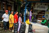 Warga antre untuk menimbang sampah plastik di Bank Sampah One Six Sauyunan di Astanaanyar, Bandung, Jawa Barat, Senin (9/2/2026). Kementerian Lingkungan Hidup melalui Badan Pengendalian Lingkungan Hidup mencanangkan program satu RW satu bank sampah yang menjadi program strategis nasional dan diharapkan mampu mengoptimalkan pengelolaan sampah melalui pemberdayaan masyarakat dengan menargetkan sebanyak 83.451 bank sampah baru pada 2029 mendatang. ANTARA FOTO/Raisan Al Farisi/agr