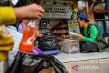 Petugas mencatat hasil tabungan sampah warga di Bank Sampah One Six Sauyunan di Astanaanyar, Bandung, Jawa Barat, Senin (9/2/2026). Kementerian Lingkungan Hidup melalui Badan Pengendalian Lingkungan Hidup mencanangkan program satu RW satu bank sampah yang menjadi program strategis nasional dan diharapkan mampu mengoptimalkan pengelolaan sampah melalui pemberdayaan masyarakat dengan menargetkan sebanyak 83.451 bank sampah baru pada 2029 mendatang. ANTARA FOTO/Raisan Al Farisi/agr