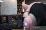 Pekerja kreatif menyelesaikan pembuatan film serial animasi Super Neli di Ayena Studio, Kota Cimahi, Jawa Barat, Senin (9/2/2026). Studio konten digital dan animasi yang berdiri sejak tahun 2015 tersebut memberdayakan sedikitnya 18 pekerja kreatif yang sebagian berasal dari generasi Z serta telah memproduksi berbagai film animasi seperti Super Neli The Series, Rondaman dan The Jurigs serta terlibat dalam proyek animasi nasional maupun internasional diantaranya Jumbo, Garuda di Dadaku, Cocomelon 2023, Nickelodeon Jr Santiago Of The Seas, Kangaroo Beach, dan Lil Wild. ANTARA FOTO/Abdan Syakura/agr