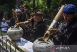 Tokoh adat menuangkan air kahuripan saat prosesi adat Ngikis di Situs Cagar Budaya Ciung Wanara, Karangkamulyan, Kabupaten Ciamis, Jawa Barat, Senin (9/2/2026). Tradisi Ngikis yang berlangsung secara turun-temurun merupakan ritual adat masyarakat Tatar Galuh Ciamis untuk mensucikan tempat pangcalikan atau singgasana Raja Galuh Prabu Adimulya Sanghyang Cipta Permana sebagai bentuk penyucian diri lahir batin serta memagari diri menjelang bulan suci Ramadhan. ANTARA FOTO/Adeng Bustomi/agr