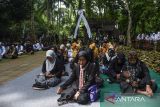 Tokoh adat dan warga mengikuti prosesi adat Ngikis di Situs Cagar Budaya Ciung Wanara, Karangkamulyan, Kabupaten Ciamis, Jawa Barat, Senin (9/2/2026). Tradisi Ngikis yang berlangsung secara turun-temurun merupakan ritual adat masyarakat Tatar Galuh Ciamis untuk mensucikan tempat pangcalikan atau singgasana Raja Galuh Prabu Adimulya Sanghyang Cipta Permana sebagai bentuk penyucian diri lahir batin serta memagari diri menjelang bulan suci Ramadhan. ANTARA FOTO/Adeng Bustomi/agr