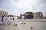 Petugas Penyelenggara Ibadah Haji (PPIH) Kloter (Bekasi) JKS dan Kertajati (KJT) memandu jemaah haji saat melakukan Tawaf Wada pada gladi posko layanan operasional Arafah, Muzdalifah, Mina (Armuzna) haji 1447H/ 2026 M di Asrama Haji Indramayu, Jawa Barat, Selasa (10/2/2026). Gladi posko yang diikuti 352 petugas PPIH Kloter (Bekasi) JKS dan Kertajati (KJT) tersebut untuk memantapkan kesiapan saat puncak pelaksanaan haji 2026 di Arab Saudi. ANTARA FOTO/Dedhez Anggara/agr