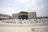 Petugas Penyelenggara Ibadah Haji (PPIH) Kloter (Bekasi) JKS dan Kertajati (KJT) memandu jemaah haji saat melakukan Tawaf Wada pada gladi posko layanan operasional Arafah, Muzdalifah, Mina (Armuzna) haji 1447H/ 2026 M di Asrama Haji Indramayu, Jawa Barat, Selasa (10/2/2026). Gladi posko yang diikuti 352 petugas PPIH Kloter (Bekasi) JKS dan Kertajati (KJT) tersebut untuk memantapkan kesiapan saat puncak pelaksanaan haji 2026 di Arab Saudi. ANTARA FOTO/Dedhez Anggara/agr