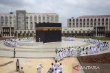 Petugas Penyelenggara Ibadah Haji (PPIH) Kloter (Bekasi) JKS dan Kertajati (KJT) memandu jemaah haji saat melakukan Tawaf Wada pada gladi posko layanan operasional Arafah, Muzdalifah, Mina (Armuzna) haji 1447H/ 2026 M di Asrama Haji Indramayu, Jawa Barat, Selasa (10/2/2026). Gladi posko yang diikuti 352 petugas PPIH Kloter (Bekasi) JKS dan Kertajati (KJT) tersebut untuk memantapkan kesiapan saat puncak pelaksanaan haji 2026 di Arab Saudi. ANTARA FOTO/Dedhez Anggara/agr