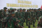 Sejumlah prajurit mengikuti upacara pembukaan TNI Manunggal Membangun Desa (TMMD) ke-127 di Desa Gadungan, Kabupaten Kediri, Jawa Timur, Selasa (10/2/2026). Program TMMD yang akan dilaksanakan selama 30 hari tersebut meliputi pekerjaan fisik dan non fisik seperti pembangunan infrastruktur, gelar pangan murah, pelatihan ketahanan pagan melalui optimalisasi pertanian perikanan dan peternakan, serta penyuluhan ideologi pancasila untuk membantu mempercepat pembangunan dan kesejahteraan masyarakat serta terciptanya kemanunggalan TNI bersama rakyat. ANTARA Jatim/Prasetia Fauzani/mas.