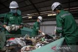 Pekerja memilah sampah di Tempat Pengolahan Sampah Terpadu (TPST) Utama Cimahi Selatan usai diresmikan di Kota Cimahi, Jawa Barat, Selasa (10/2/2026). Pemerintah Kota Cimahi meresmikan TPST Utama Cimahi Selatan yang mampu memilah dan mengolah 10 hingga 15 ton sampah per hari secara terpadu serta diolah menjadi bahan bakar alternatif refuse-derived fuel (RDF) untuk kebutuhan industri. ANTARA FOTO/Abdan Syakura/agr