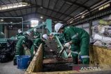 Pekerja memilah sampah di Tempat Pengolahan Sampah Terpadu (TPST) Utama Cimahi Selatan usai diresmikan di Kota Cimahi, Jawa Barat, Selasa (10/2/2026). Pemerintah Kota Cimahi meresmikan TPST Utama Cimahi Selatan yang mampu memilah dan mengolah 10 hingga 15 ton sampah per hari secara terpadu serta diolah menjadi bahan bakar alternatif refuse-derived fuel (RDF) untuk kebutuhan industri. ANTARA FOTO/Abdan Syakura/agr