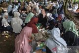 Warga botram atau makan bersama setelah berziarah di makam Bupati Cibatu Nagari Ciamis Djeng Pati Wiraotama dan Syekh Nuridin saat prosesi adat Tradisi Mapag Ramadhan Ngembang di Situs Hutan Kota Gunung Jaha, Kabupaten Ciamis, Jawa Barat, Selasa (10/2/2026). Tradisi Mapag Ramadhan Ngembang yang diisi doa bersama, tawasulan, shalawat, serta botram munggahan atau makan bersama tersebut menjadi ajang silaturahmi antarwarga untuk saling memaafkan dalam menyambut bulan suci Ramadhan. ANTARA FOTO/Adeng Bustomi/agr