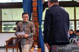 Menteri Koordinator Bidang Pemberdayaan Masyarakat Muhaimin Iskandar berjalan untuk memberikan kata pengantar pada kuliah umum Indonesia Naik Kelas di Aula Barat Kampus ITB, Bandung, Jawa Barat, Rabu (11/2/2026). Kuliah umum Indonesia Naik Kelas yang diikuti oleh 1.200 mahasiswa ITB tersebut membahas terkait hilirisasi penciptaan nilai tambah produk serta ekonomi inklusif yang sedang dijalankan oleh pemerintah. ANTARA FOTO/Raisan Al Farisi/agr