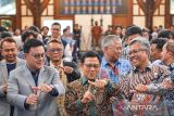 Menteri Koordinator Bidang Pemberdayaan Masyarakat Muhaimin Iskandar (tengah) berbincang dengan Wakil Direktur Utama PT Mineral Industri Indonesia (Persero) Dany Amrul Ichdan (kedua kiri) dan Rektor ITB Tatacipta Dirgantara (kanan) saat kuliah umum Indonesia Naik Kelas di Aula Barat Kampus ITB, Bandung, Jawa Barat, Rabu (11/2/2026). Kuliah umum Indonesia Naik Kelas yang diikuti oleh 1.200 mahasiswa ITB tersebut membahas terkait hilirisasi penciptaan nilai tambah produk serta ekonomi inklusif yang sedang dijalankan oleh pemerintah. ANTARA FOTO/Raisan Al Farisi/agr