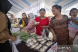 Warga membeli sayur mayur saat Gerakan Pangan Murah (GPM) di kantor Kecamatan Lohbener, Indramayu, Jawa Barat, Kamis (12/2/2026). Gerakan pangan murah yang digelar Dinas Ketahanan Pangan dan Peternakan (DKPP) Kabupaten Indramayu bekerja sama dengan Badan Pangan Nasional itu sebagai upaya menstabilkan harga pangan menjelang bulan Ramadhan 1447 hijriah. ANTARA FOTO/Dedhez Anggara/agr