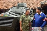 Menteri Perumahan dan Kawasan Permukiman (PKP) Maruarar Sirait (kanan) berbincang dengan Komandan Pusat Kesenjataan Kavaleri (Pussenkav) TNI AD Mayjen TNI Eko Susetyo (kiri) saat melihat koleksi kendaraan tempur di Museum Kavaleri TNI AD, Bandung, Jawa Barat, Kamis (12/2/2026). Menteri PKP Maruarar Sirait melihat sedikitnya sembilan koleksi kendaraan tempur berupa Panser dan Tank di museum yang kini sebagai lokasi eduwisata dalam melihat sejarah kavaleri TNI di Indonesia. ANTARA FOTO/Novrian Arbi/agr