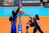Pevoli Medan Falcons Vera Mayola (kanan) melakukan smes yang coba diblok pevoli Jakarta Electric PLN Afra Hasna Nurhaliza (kiri) pada pertandingan putaran kedua minggu keenam Proliga 2026 di GOR Bojonegoro, Jawa Timur, Kamis (12/2/2026). Jakarta Electric PLN menang atas Medan Falcons dengan skor 3-0 (25-21, 25-16, dan 25-22). Antara Jatim/Muhammad Mada/abs