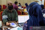 Tenaga medis memeriksa kesehatan warga saat cek kesehatan gratis di Kantor Dinas Kesehatan Jawa Barat, Bandung, Jawa Barat, Jumat (13/2/2026). Sedikitnya 400 orang warga dan ASN mendapatkan cek kesehatan seperti kesehatan mata, kesehatan gigi, gula darah dan jantung sebagai rangakaian peringatan Ke-66 Hari Gizi Nasional dan Bulan Keselamatan dan Kesehatan Kerja (K3) Nasional tingkat Jawa Barat. ANTARA FOTO/Novrian Arbi/agr