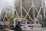 Pekerja memonitoring kegiatan operasional di area Build of Gas Recovery di Terminal LPG Tanjung Sekong, Kota Cilegon, Banten, Selasa (10/2/2026). Terminal LPG Tanjung Sekong yang dikelola oleh PT Pertamina Energy Terminal (PET) dan telah beroperasi sejak tahun 2012 tersebut merupakan salah satu infrastruktur vital dalam penyimpanan energi nasional dengan kontribusi sekitar 40 persen terhadap total kebutuhan LPG di Indonesia. ANTARA FOTO/Angga Budhiyanto/gp