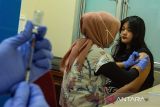 Tenaga kesehatan menyuntikkan vaksin HPV kepada warga saat layanan imunisasi HPV di Kantor Dinas Kesehatan Jawa Barat, Bandung, Jawa Barat, Jumat (13/2/2026). Sedikitnya 100 orang warga dan ASN mendapatkan layanan dosis awal vaksin HPV secara gratis yang bermanfaat untuk melindungi dari infeksi HPV penyebab penyakit kanker serviks, lesi prakanker, kanker vulva, vagina dan anal serta kutil kelamin. ANTARA FOTO/Novrian Arbi/agr