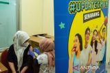 Tenaga kesehatan menyuntikkan vaksin HPV kepada warga saat layanan imunisasi HPV di Kantor Dinas Kesehatan Jawa Barat, Bandung, Jawa Barat, Jumat (13/2/2026). Sedikitnya 100 orang warga dan ASN mendapatkan layanan dosis awal vaksin HPV secara gratis yang bermanfaat untuk melindungi dari infeksi HPV penyebab penyakit kanker serviks, lesi prakanker, kanker vulva, vagina dan anal serta kutil kelamin. ANTARA FOTO/Novrian Arbi/agr