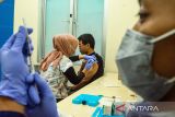 Tenaga kesehatan menyuntikkan vaksin HPV kepada warga saat layanan imunisasi HPV di Kantor Dinas Kesehatan Jawa Barat, Bandung, Jawa Barat, Jumat (13/2/2026). Sedikitnya 100 orang warga dan ASN mendapatkan layanan dosis awal vaksin HPV secara gratis yang bermanfaat untuk melindungi dari infeksi HPV penyebab penyakit kanker serviks, lesi prakanker, kanker vulva, vagina dan anal serta kutil kelamin. ANTARA FOTO/Novrian Arbi/agr