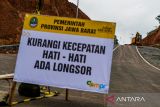 Pekerja mengoperasikan alat berat saat perbaikan  jalan yang longsor di Jalur Lingkar Utara Jatigede, Kabupaten Sumedang, Jawa Barat, Jumat (13/2/2026). Longsor di Jalur Lingkar Utara Jatigede akibat hujan deras yang mengguyur Kabupaten Sumedang pada Kamis (12/2) tersebut membuat jalur yang menghubungkan Kabupaten Sumedang dan Kabupaten Majalengka ditutup sementara karena dapat membahayakan pengendara. ANTARA FOTO/Raisan Al Farisi/agr