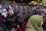 Perwakilan dari elemen masyarakat mengikuti pembacaan deklarasi saat Deklarasi Jawa Timur Bersih dari Narkoba (Bersinar) di Gedung Balai Pemuda, Surabaya, Jawa Timur, Jumat (13/2/2026). Kegiatan tersebut merupakan wujud komitmen bersama antara BNN, Kemendes PDT,  pemerintah daerah serta berbagai elemen masyarakat dalam mewujudkan Jawa Timur yang bersih dari narkoba sekaligus akselerasi asta cita Presiden Prabowo Subianto. ANTARA Jatim/Moch Asim.