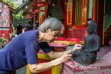 Bersihkan patung jelang Imlek