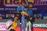 Pevoli Jakarta Popsivo Polwan Bethania De La Cruz De Pena (kiri) melakukan smes yang coba diblok pevoli Jakarta Pertamina Enduro Asih Titi Pangestuti (kedua kanan) pada pertandingan putaran kedua minggu keenam Proliga 2026 di GOR Bojonegoro, Jawa Timur, Minggu (15/2/2026). Jakarta Pertamina Enduro menang atas Jakarta Popsivo Polwan dengan skor 3-1 (25-27, 25-19, 25-20, dan 25-22). Antara Jatim/Muhammad Mada/abs