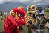 Pengunjung memberikan angpao kepada barongsai di objek wisata Tepi Gunung Nature Park, Cisarua, Kabupaten Bandung Barat, Jawa Barat, Minggu (15/2/2026). Atraksi barongsai di objek wisata tersebut untuk menghibur pengunjung sekaligus menyambut Tahun Baru Imlek 2577 Kongzili yang jatuh pada Selasa (17/2) mendatang. ANTARA FOTO/Abdan Syakura/agr