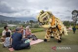 Pengunjung menyaksikan atraksi barongsai di objek wisata Tepi Gunung Nature Park, Cisarua, Kabupaten Bandung Barat, Jawa Barat, Minggu (15/2/2026). Atraksi barongsai di objek wisata tersebut untuk menghibur pengunjung sekaligus menyambut Tahun Baru Imlek 2577 Kongzili yang jatuh pada Selasa (17/2) mendatang. ANTARA FOTO/Abdan Syakura/agr
