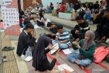 Komunitas difabel rungu wicara melakukan sosialisasi dan edukasi Bahasa Isyarat Indonesia (BISINDO) pada pengunjung Car Free Day di Tulungagung, Jawa Timur, Minggu (15/2/2026). Kegiatan tersebut digelar untuk meningkatkan pemahaman masyarakat terhadap penggunaan bahasa isyarat sebagai sarana komunikasi yang inklusif dan setara. Antara Jatim/Destyan Sujarwoko/abs