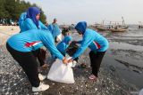 Warga memungut sampah saat aksi gotong royong membersihkan sampah di Pantai Kenjeran, Surabaya, Jawa Timur, Minggu (15/2/2026). Gerakan Indonesia ASRI (Aman, Sehat, Resik, dan Indah) sekaligus memperingati Hari Peduli Sampah Nasional itu melibatkan Polri, TNI, Aparatur Sipil Negara, dan masyarakat umum, bertujuan untuk menjaga kebersihan lingkungan dari sampah sehingga tercipta suasana yang bersih dan nyaman bagi masyarakat. Antara Jatim/Didik Suhartono/abs