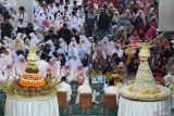 Warga menghadiri megengan di Masjid Nasional Al-Akbar, Surabaya, Jawa Timur, Minggu (15/2/2026). Kegiatan yang diisi dengan pembacaan doa, shalawat serta sedekah makanan berupa dua gunungan kue apem dan buah tersebut dalam rangka menyambut datangnya Bulan Ramadhan 1447 H. ANTARA Jatim/Moch Asim.