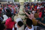 Warga berebut kue apem saat menghadiri megengan di Masjid Nasional Al-Akbar, Surabaya, Jawa Timur, Minggu (15/2/2026). Kegiatan yang diisi dengan pembacaan doa, shalawat serta sedekah makanan berupa dua gunungan kue apem dan buah tersebut dalam rangka menyambut datangnya Bulan Ramadhan 1447 H. ANTARA Jatim/Moch Asim.