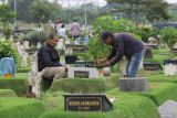 Warga menabur bunga di makam keluarganya saat ziarah di Tempat Pemakaman Umum (TPU) Keputih, Surabaya, Jawa Timur, Senin (16/2/2026). Menjelang bulan suci Ramadhan, umat Islam melakukan ziarah kubur untuk mendoakan sanak keluarga dan kerabat yang sudah meninggal. ANTARA Jatim/Didik Suhartono/mas.
