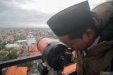 Petugas memantau hilal dengan teropong di atas gedung RSI Siti Hajar Sidoarjo, Jawa Timur, Selasa (17/2/2026). Tim Gabungan Rukyatul Hilal 1 Ramadhan 1447 Hijriah di Sidoarjo tidak dapat melihat hilal karena faktor cuaca tertutup awan. ANTARA Jatim/Umarul Faruq/mas.