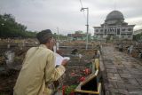 Warga memanjatkan doa untuk keluarga mereka yang telah wafat di makam Kawasan Masjid Baitul Hamdi desa Besuki, Jabon, Sidoarjo, Jawa Timur, Selasa (17/2/2026). Warga menyambut Ramadan dengan melakukan ziarah untuk mendoakan keluarga dan kerabat. ANTARA Jatim/Umarul Faruq/mas.
