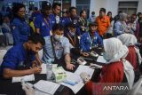 Petugas kesehatan memeriksa tekanan darah buruh saat kegiatan Bakti Sosial Polri di PT. Victory Chingluh Indonesia, Pasar Kemis, Kabupaten Tangerang, Banten, Senin (16/2/2026). Polri menggelar bakti sosial berupa pemeriksaan kesehatan gratis, donor darah dan pembagian sembako untuk buruh dalam rangka memperingati HUT ke-53 Konfederasi Serikat Pekerja Seluruh Indonesia (KSPSI). ANTARA FOTO/Putra M. Akbar/gp