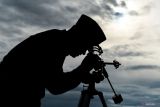 Pengamat mengamati hilal menggunakan teleskop di menara gedung Fakultas Kedokteran Kampus Universitas Islam Bandung (UNISBA), Bandung, Jawa Barat, Selasa (17/2/2026). Kementerian Agama melakukan pemantauan hilal atau rukyatul hilal di 96 lokasi di seluruh Indonesia guna menentukan 1 Ramadhan 1447 Hijriah. ANTARA FOTO/Raisan Al Farisi/foc. 