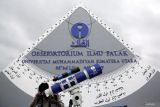 Petugas Observatorium Ilmu Falak Universitas Muhammadiyah Sumatera Utara (OIF UMSU) mengamati hilal mengunakan teropong di Universitas Muhammadiyah Sumatera Utara, Medan, Sumatera Utara, Selasa (17/2/2026). Pemantauan hilal tersebut untuk menetapkan awal Ramadhan 1447 Hijriah. ANTARA FOTO/Yudi Manar/nym. 