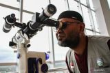 Petugas mengamati hilal menggunakan teleskop astronomi saat pelaksanaan rukyatul hilal di menara Masjid Raya Darussalam, Palangka Raya, Kalimantan Tengah, Selasa (17/2/2026). Pengamatan yang dilakukan untuk menentukan awal Ramadhan 1447 Hijriah di Palangka Raya tersebut tidak berhasil melihat hilal karena tertutup oleh awan mendung. ANTARA FOTO/Auliya Rahman/foc. 