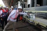 Utusan Khusus Presiden Bidang Pembinaan Generasi Muda dan Pekerja Seni Raffi Ahmad (tengah) didampingi Direktur Utama PT Kereta Api Indonesia (Persero) Bobby Rasyidin (kedua kiri) memgamati  gambar interior kereta Luxury Sleeper Train saat kunjungan kerja di Balai Yasa Surabaya Gubeng, Surabaya, Jawa Timur, Rabu (18/2/2026). PT Kereta Api Indonesia (Persero) melalui Balai Yasa Surabaya Gubeng menyiapkan Luxury Sleeper Train yang memiliki 12 kereta sleeper dengan ruang privat, kereta makan berkonsep fine dining, kereta lounge dengan fasilitas hiburan, serta kereta pendukung operasional, dan pengerjaannya sudah mencapai 38 persen serta bakal diuji coba pada Juni 2026. ANTARA Jatim/Didik Suhartono/mas.