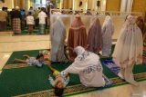 Umat Islam melaksanakan Shalat Tarawih di Masjid Ridho Ilahi, Nganjuk, Jawa Timur, Rabu (18/2/2026). Pemerintah menetapkan 1 Ramadhan 1447 Hijriah 2026 jatuh pada Kamis (19/2). ANTARA Jatim/Muhammad Mada/mas.