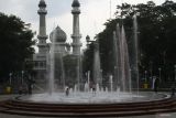 Sejumlah anak bermain di air mancur saat diajak orang tuanya ngabuburit atau menunggu berbuka puasa di Alun-Alun Merdeka Kota Malang, Jawa Timur, Kamis (19/2/2026). Ruang terbuka hijau bersejarah di jantung Kota Malang yang rampung direvitalisasi pada akhir Januari 2026 tersebut kini menjadi salah satu tujuan masyarakat untuk mengisi waktu menjelang berbuka dengan suasana semarak dan ramah anak setelah dilengkapi air mancur interaktif maupun area bermain anak. Antara Jatim/Ari Bowo Sucipto